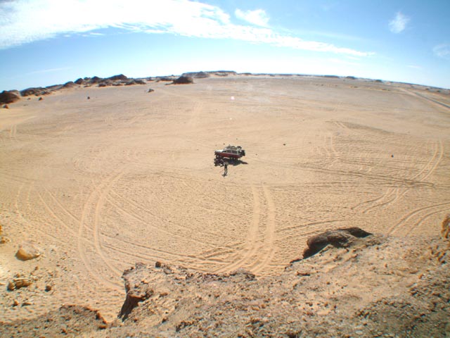 �L��ȃN���X�^���E�}�E���e���̒����ɂۂ�Ǝ~�܂��Ă���W�[�v