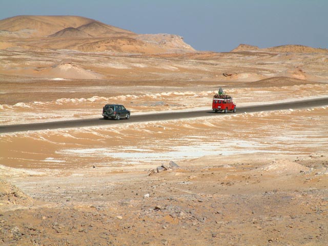 �Q��̃W�[�v�����H�𑖂��čs���l�q���u����B�����ʐ^