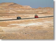 �Q��̃W�[�v�����H�𑖂��čs���l�q���u����B�����ʐ^