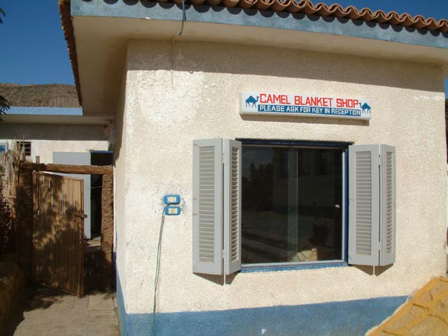 �z�e���̒��ɂ��郉�N�_�̖ѐD���X