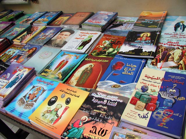 ���A���b�J����i����}���A����j�̓�����̔��X�ɕ���ł�����������̖{