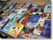 ���A���b�J����i����}���A����j�̓�����̔��X�ɕ���ł�����������̖{