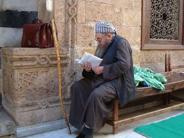 �C��a����Ƃ���Ŗ{��ǂ�ł���V�l