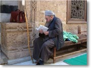 �C��a����Ƃ���Ŗ{��ǂ�ł���V�l