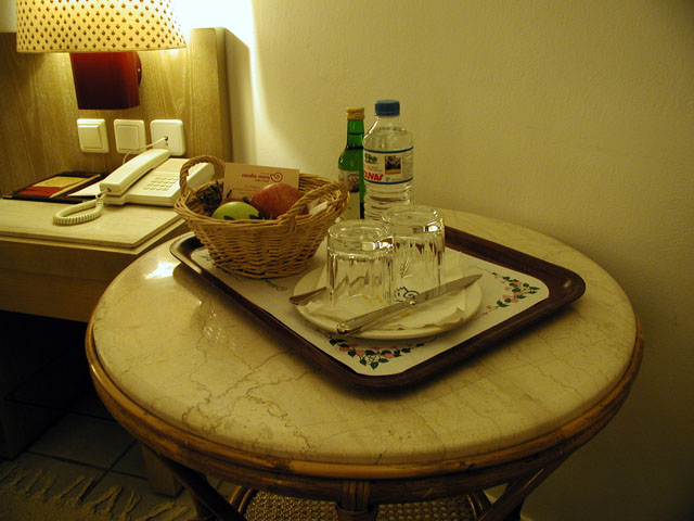 �T�C�h�e�[�u���ɂ̓E�F���J���t���[�c�⃏�C��