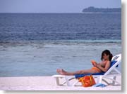 �r�[�`�ŐQ���ׂ鏗��