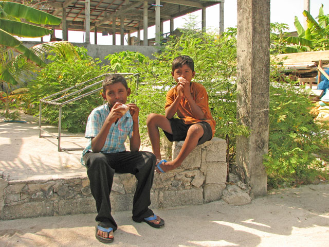 �A�C�X��H�ׂ鏭�N�B