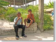 �A�C�X��H�ׂ鏭�N�B