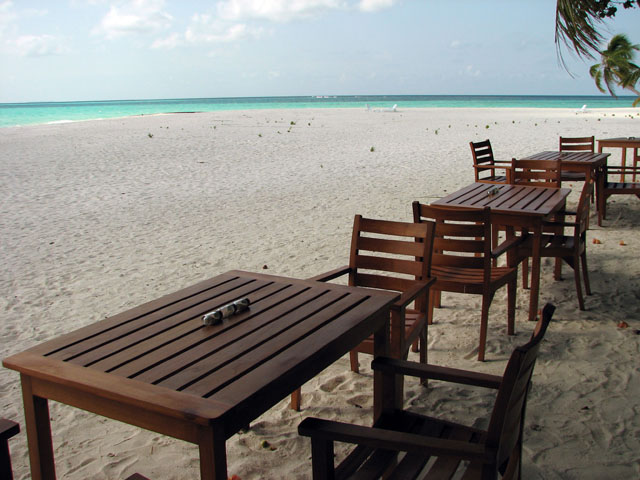 �r�[�`�Ƀe�[�u��