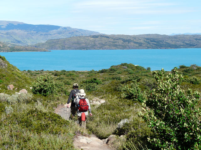 �ڂ̑O�Ɍ����Ă����y�I�G��