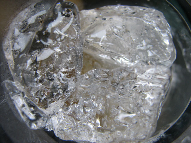 �O���X�̒��̕X