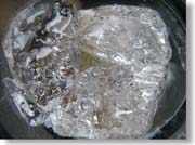 �O���X�̒��̕X