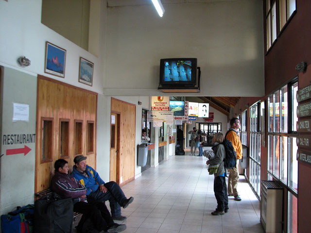 �J���t�@�e�̃o�X�^�[�~�i���̒�