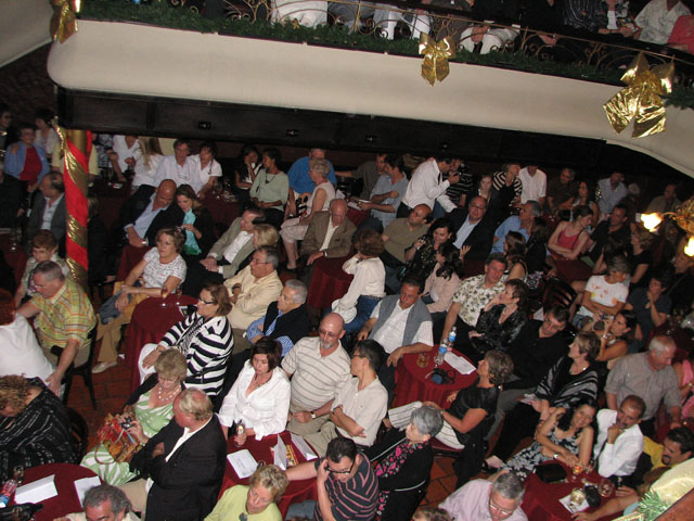 �J���O�̊ϋq�̗l�q