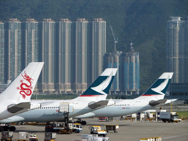 ���`��`�ɒ�܂��Ă����s�@�Ɣw�i�̃r���Q