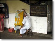 �󂭂��H�𔄂��Ă��邨��������