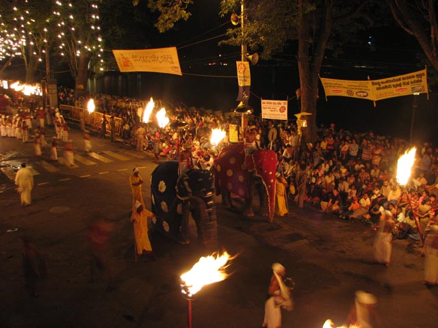 �ԂƐɃh���X�A�b�v��������_������Q���̏�