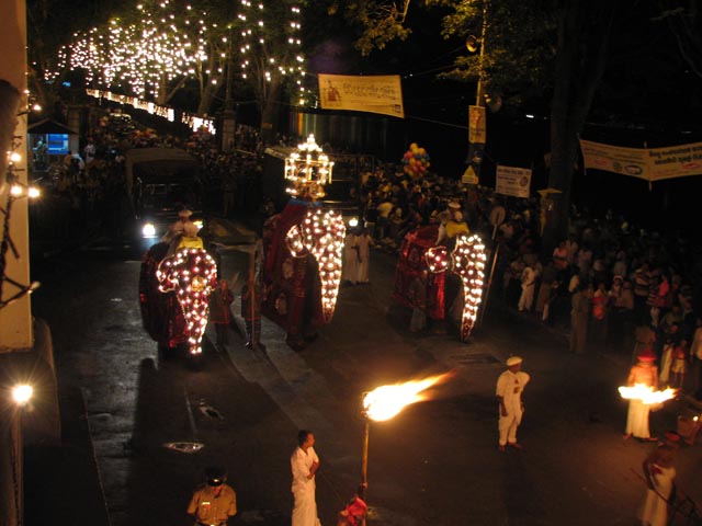 �Ղ�Ō�̂R���̏�