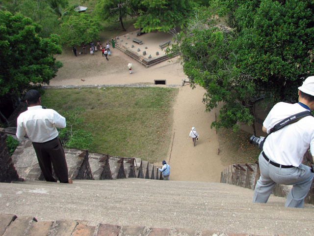 �f�R�̂悤�ȊK�i���~���