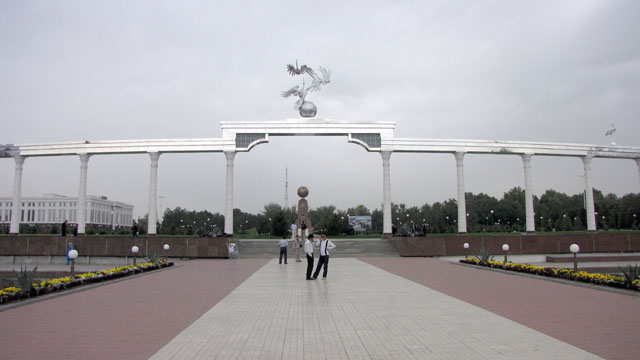 �Ɨ��L��(���X�^�L�[���N�L��)�̓�����ɂ���]���A�X�^�[���̐��Ȃ钹�̃��j�������g