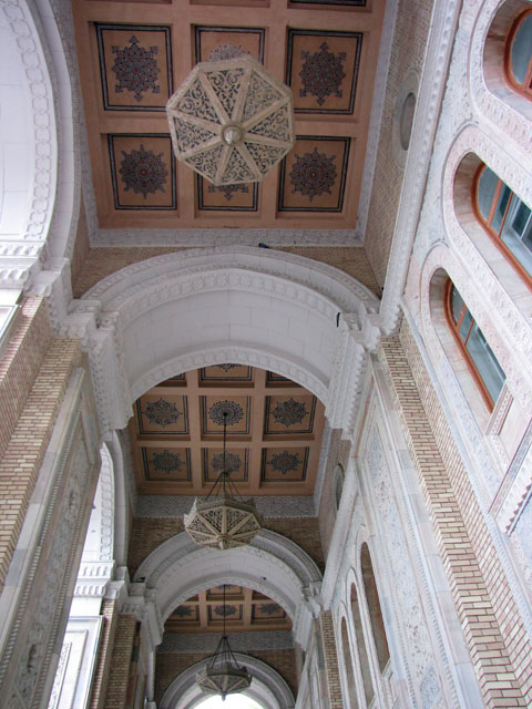 �i���H�C�E�I�y���E�o���G����̓�����̓V�䕔��