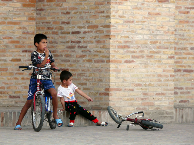 �o���N�E�n�[���E���h���Z�̑O�ɂ����q������