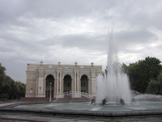 �i���H�C�E�I�y���E�o���G����ƕ���