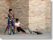 �o���N�E�n�[���E���h���Z�̑O�ɂ����q������