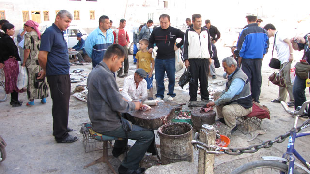 �z��̖�i����j�̊O�ŋ������΂��Ă���j����