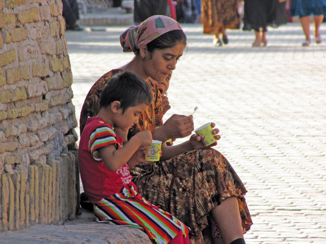 �����X��H�ׂ�e�q