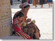 �����X��H�ׂ�e�q