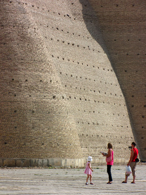 �A���N��̊O�ǂR