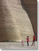 �A���N��̊O�ǂR