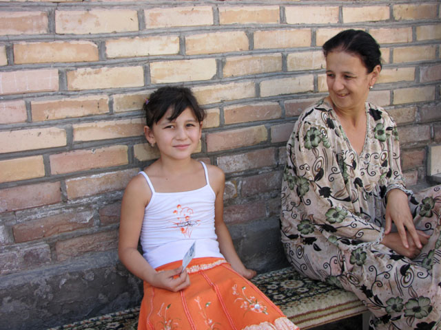 �`�����E�~�i���̑O�ɂ������̎q�Ƃ��΂�����