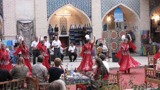 �Ԃ��h���X�𒅂��_���T�[����