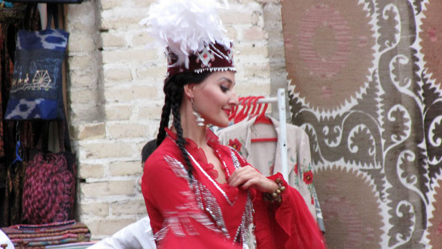 �Ԃ��h���X�𒅂��_���T�[�̃A�b�v