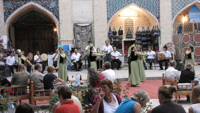 �n���ȐF�̃h���X�𒅂��_���T�[����