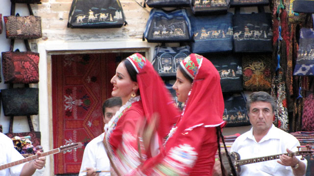 �Ԃ��h���X�𒅂���l�̃_���T�[