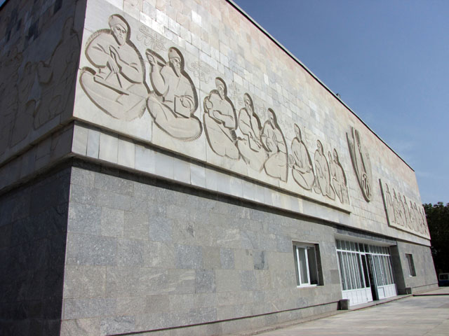 �A�t���V���u�����ق̊O��