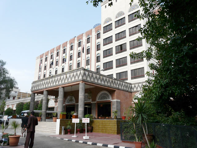 �z�e���E�^�[�W�E�V�F�o�̊O��