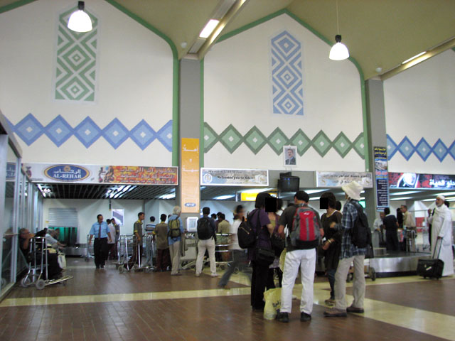 �A�f���̋�`���ŉו��҂�