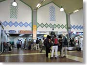 �A�f���̋�`���ŉו��҂�