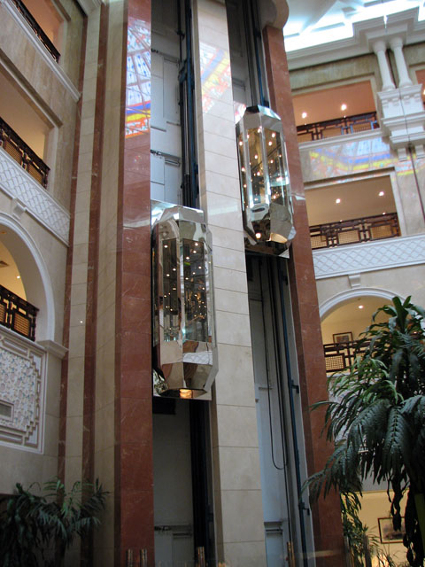 �z�e���̃G���x�[�^�[