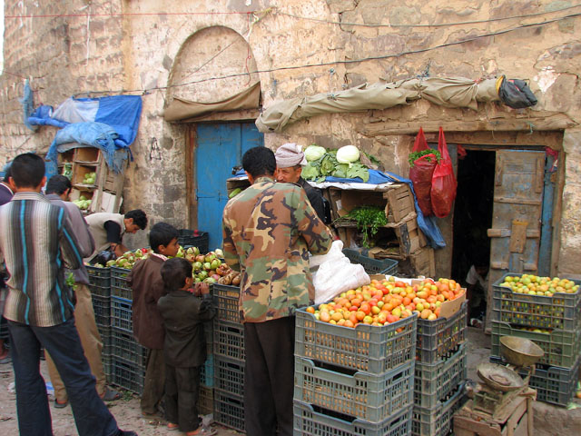 �ʕ��Ȃǂ𔄂��Ă���