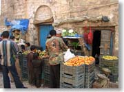 �ʕ��Ȃǂ𔄂��Ă���