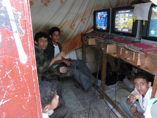 �e���r�Q�[���ɋ����鏭�N�B