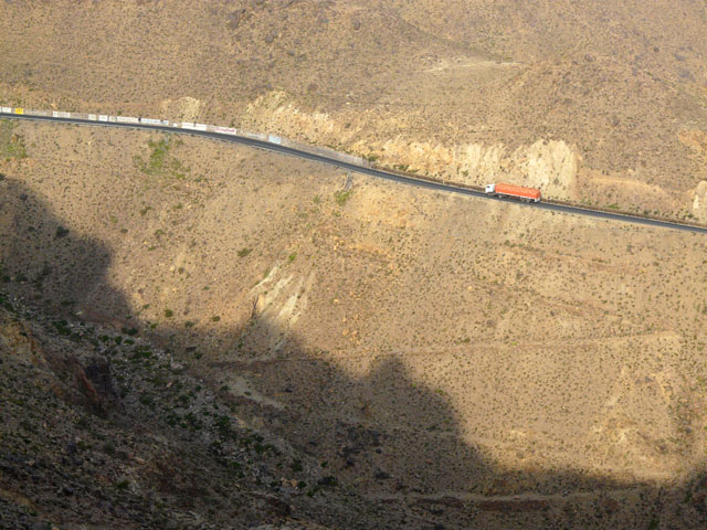 �R���Ղ���ʂ��Ă��铹�H