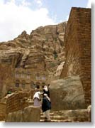 �ڂ̑O�ɂ͋���Ȋ�R