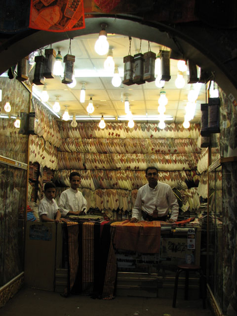 �������H�𔄂��Ă���X