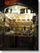 �������H�𔄂��Ă���X